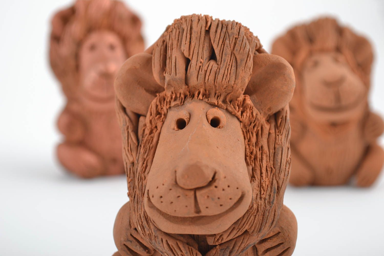 Figurine degli animali fatti a mano in ceramica set di tre cuccioli di leone foto 3