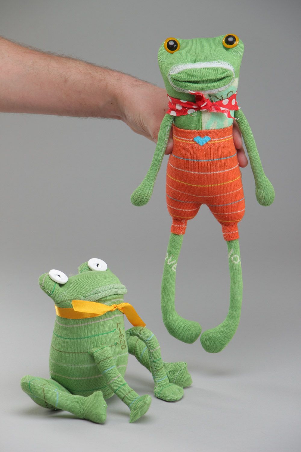 Kuscheliges grünes mittleres handgemachtes Stofftier Set Frosch aus Socken für Kinder 2 Stück foto 5