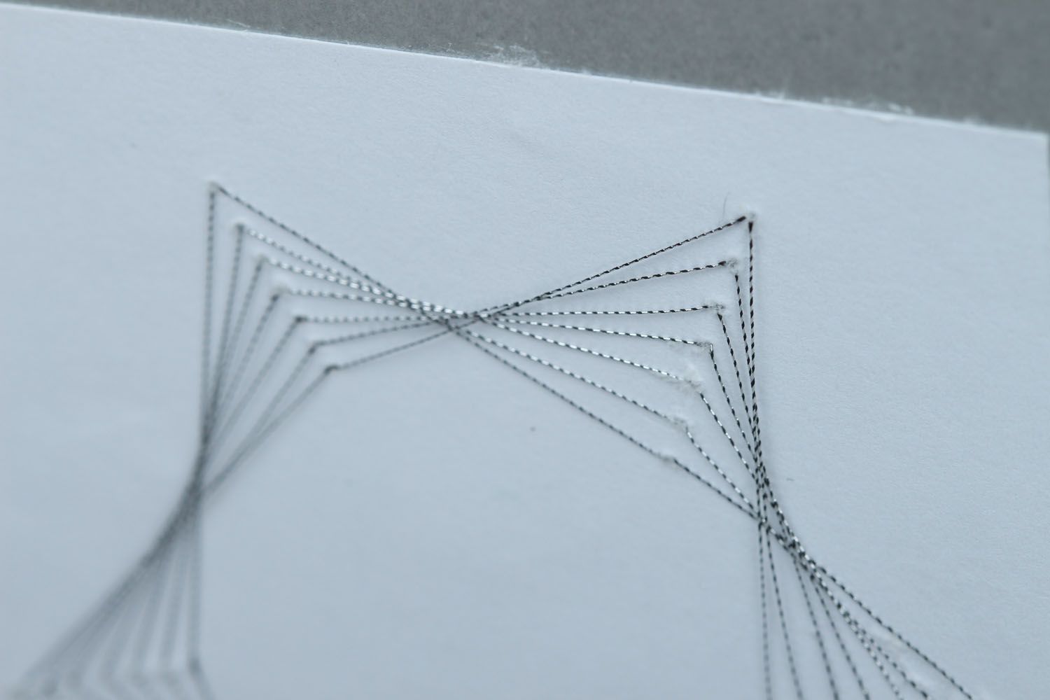 Cartão com envelope em técnica de desenho com linhas  foto 2