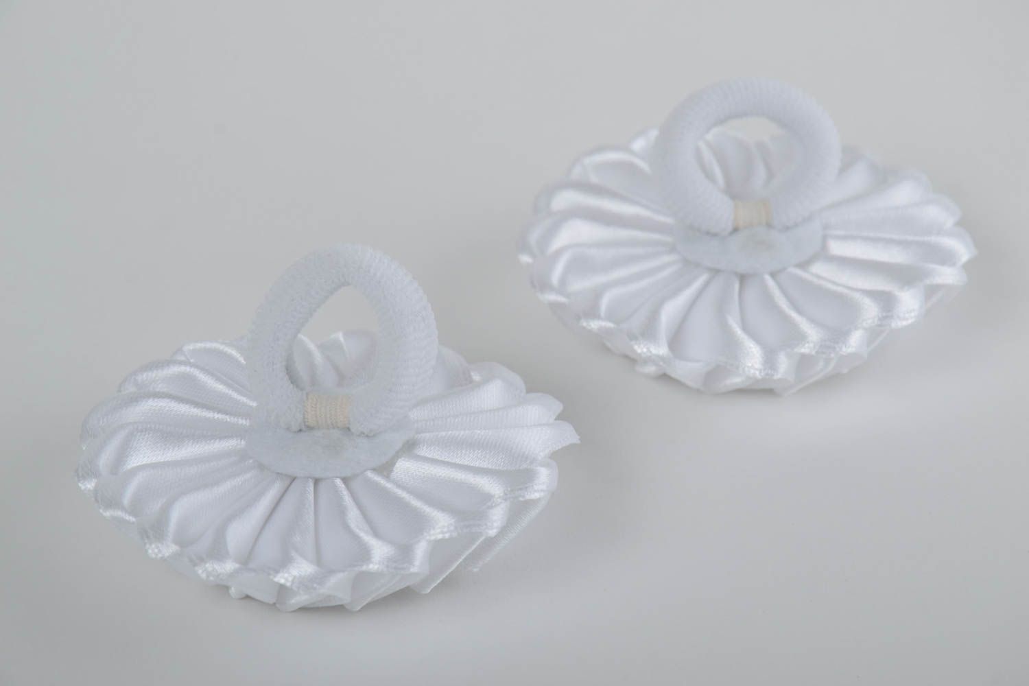 Weißes handmade Haargummis Set mit Blumen 2 Stück in Kanzashi Technik für Kind foto 3