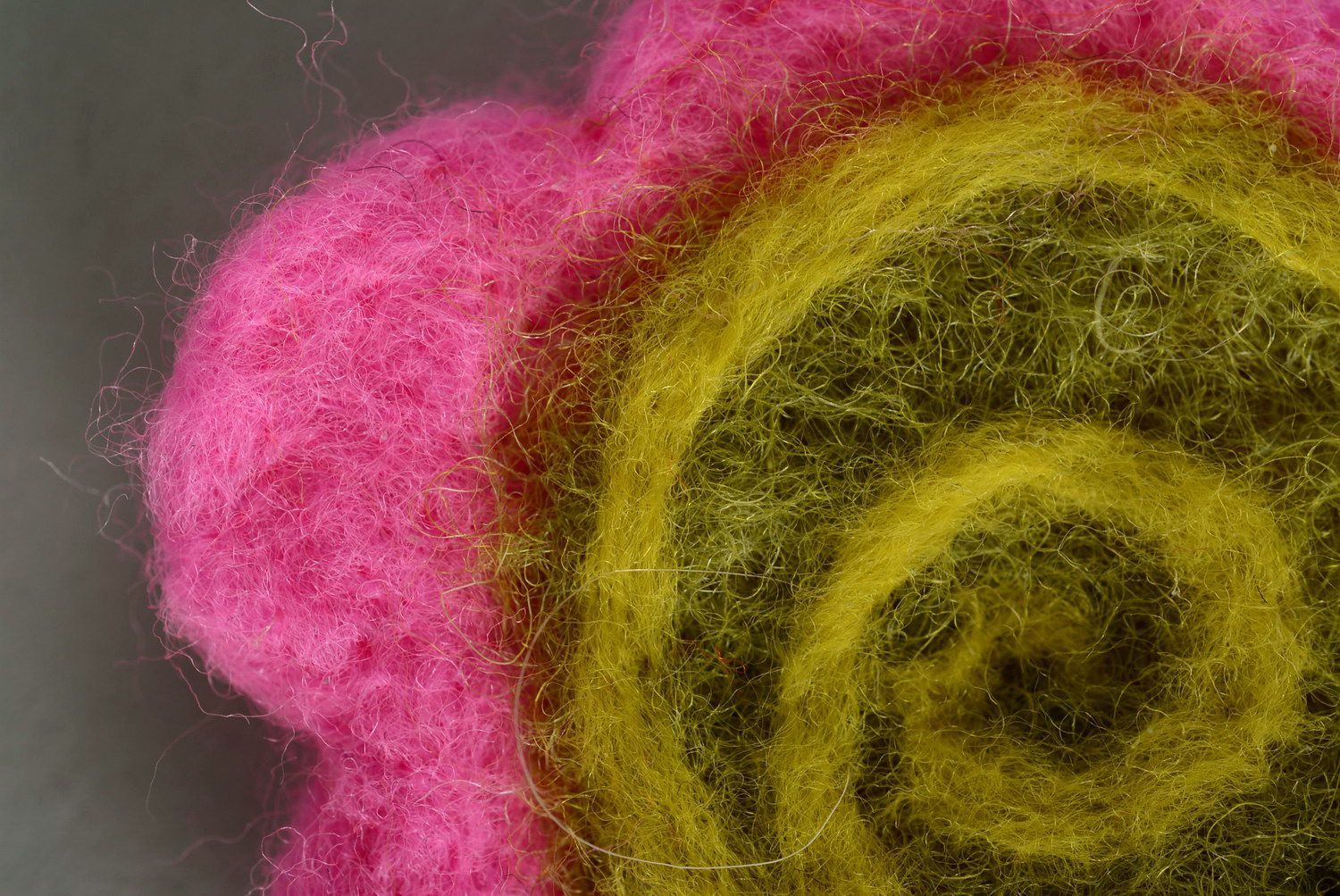 Broche de lã em forma de uma flor foto 2