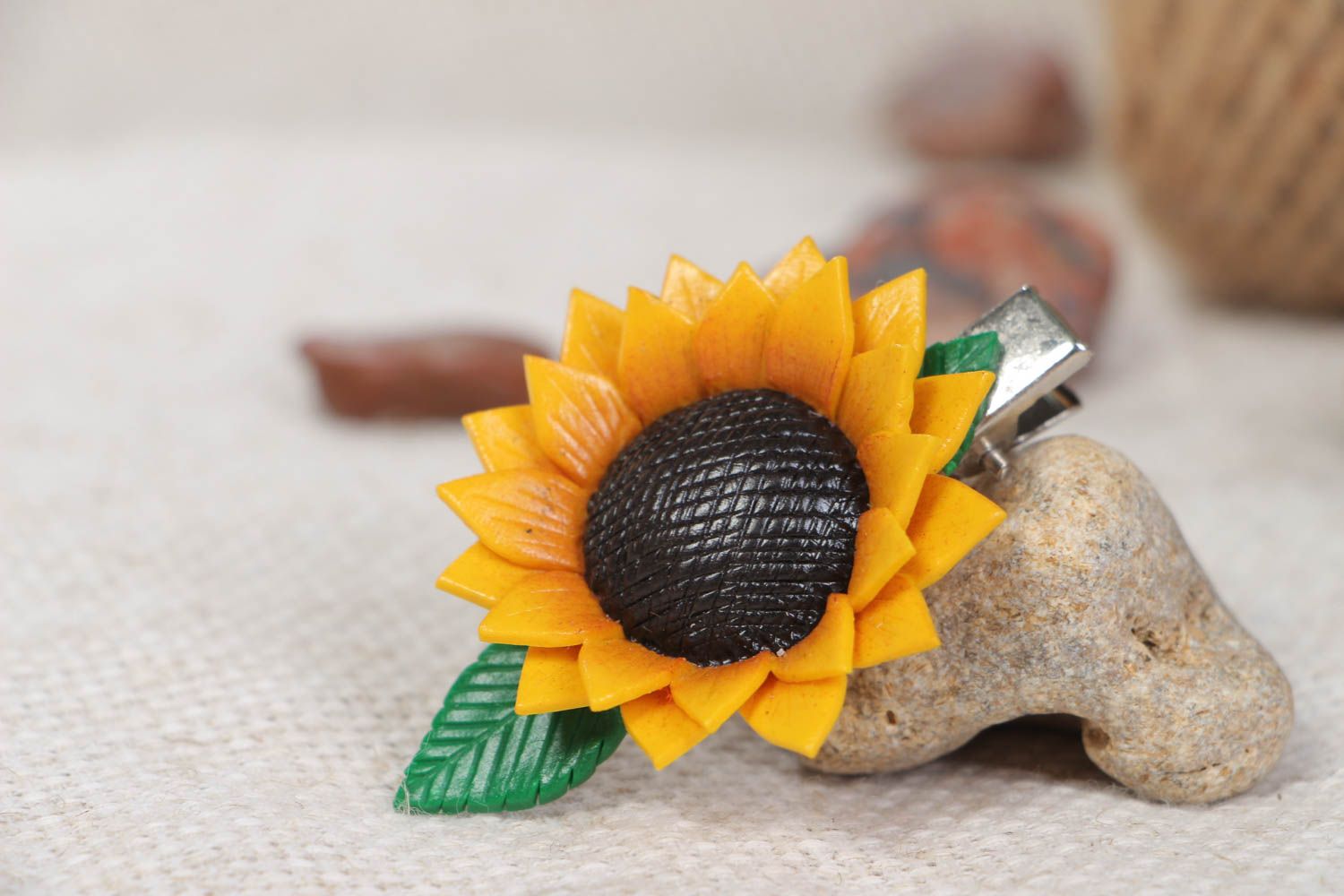 Handgemachte Haarklammer mit Blumen aus Polymerton in Form der Sonnenblume foto 1
