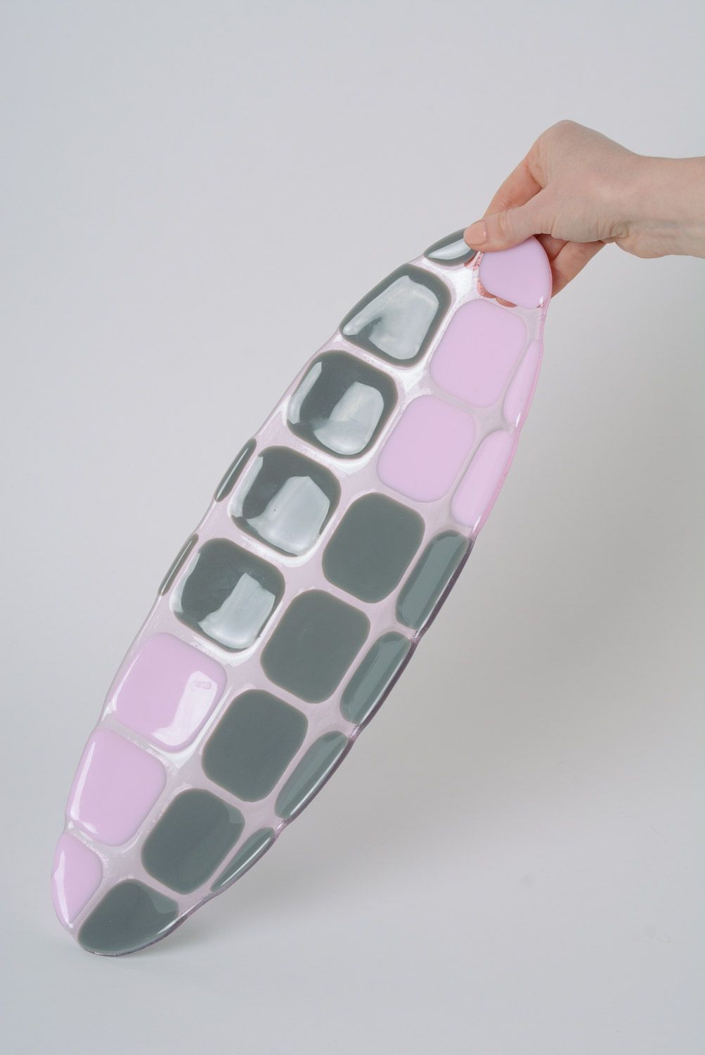 Plato artesanal de vidrio de forma ovalada y color rosado con gris fusing foto 2