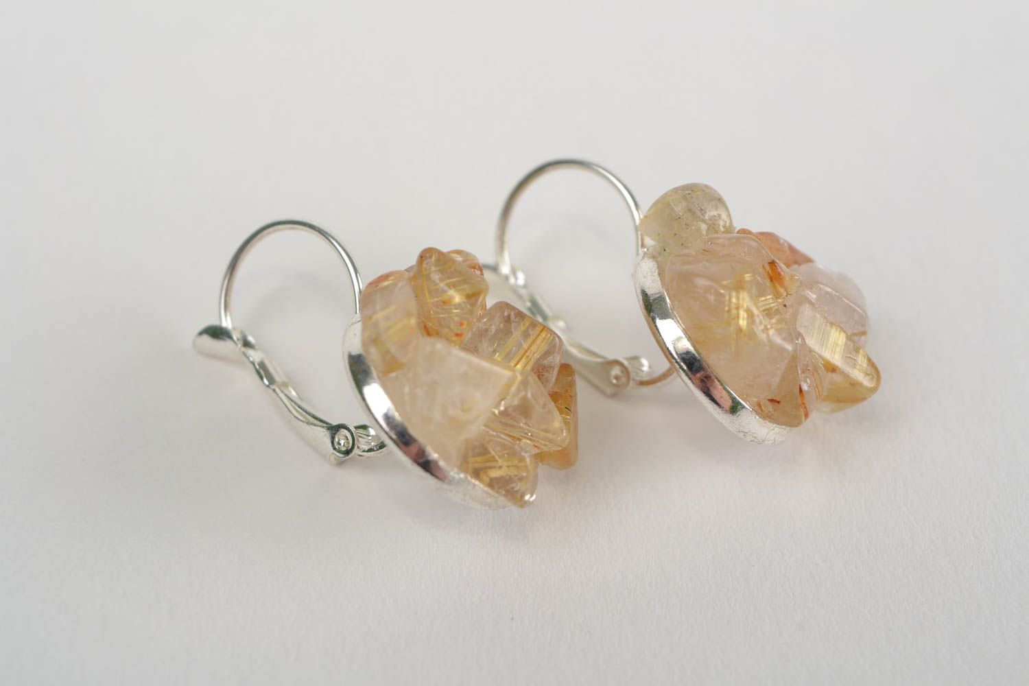 Petites boucles d'oreilles en pierre naturelle de quartz faites main pour femme  photo 1