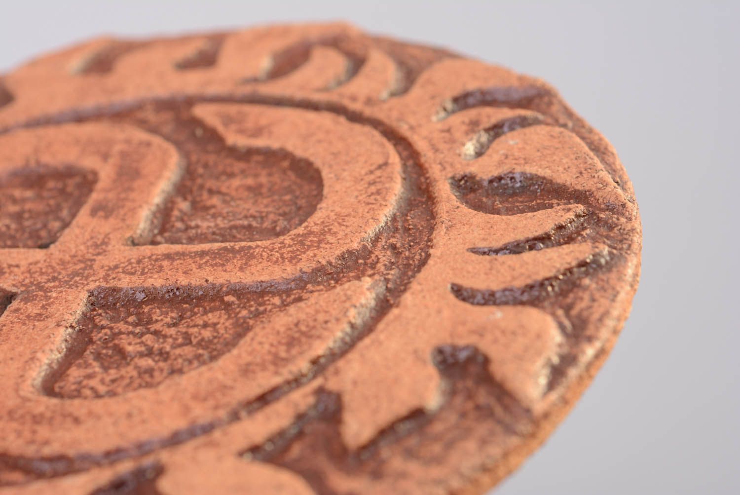 Pingente talismã de cerâmica pintado com tinta mineral natural com um símbolo antigo foto 2