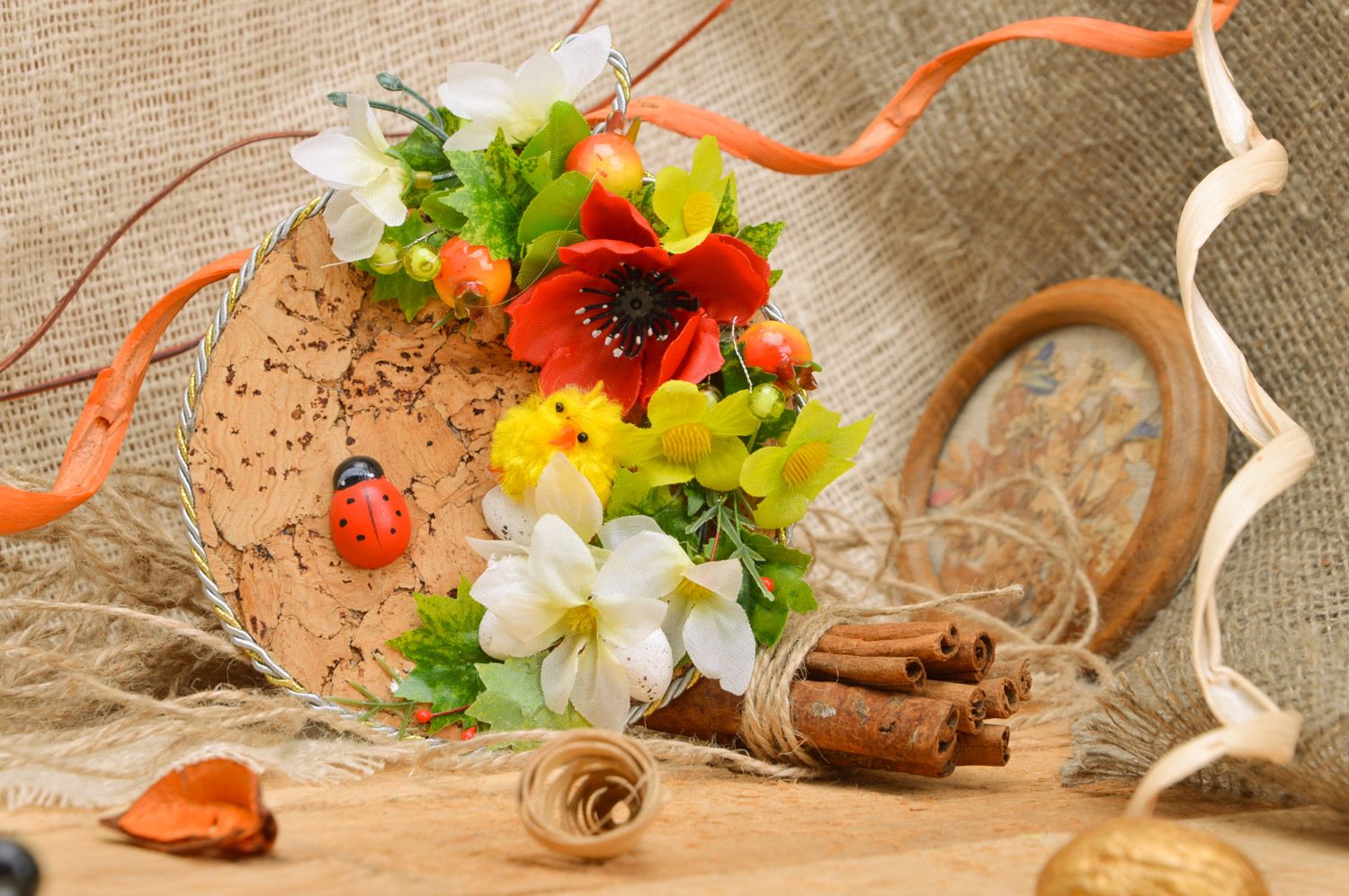 Handgemachtes rundes kleines Deko Wandbild aus Kork mit künstlichen Blumen  foto 1