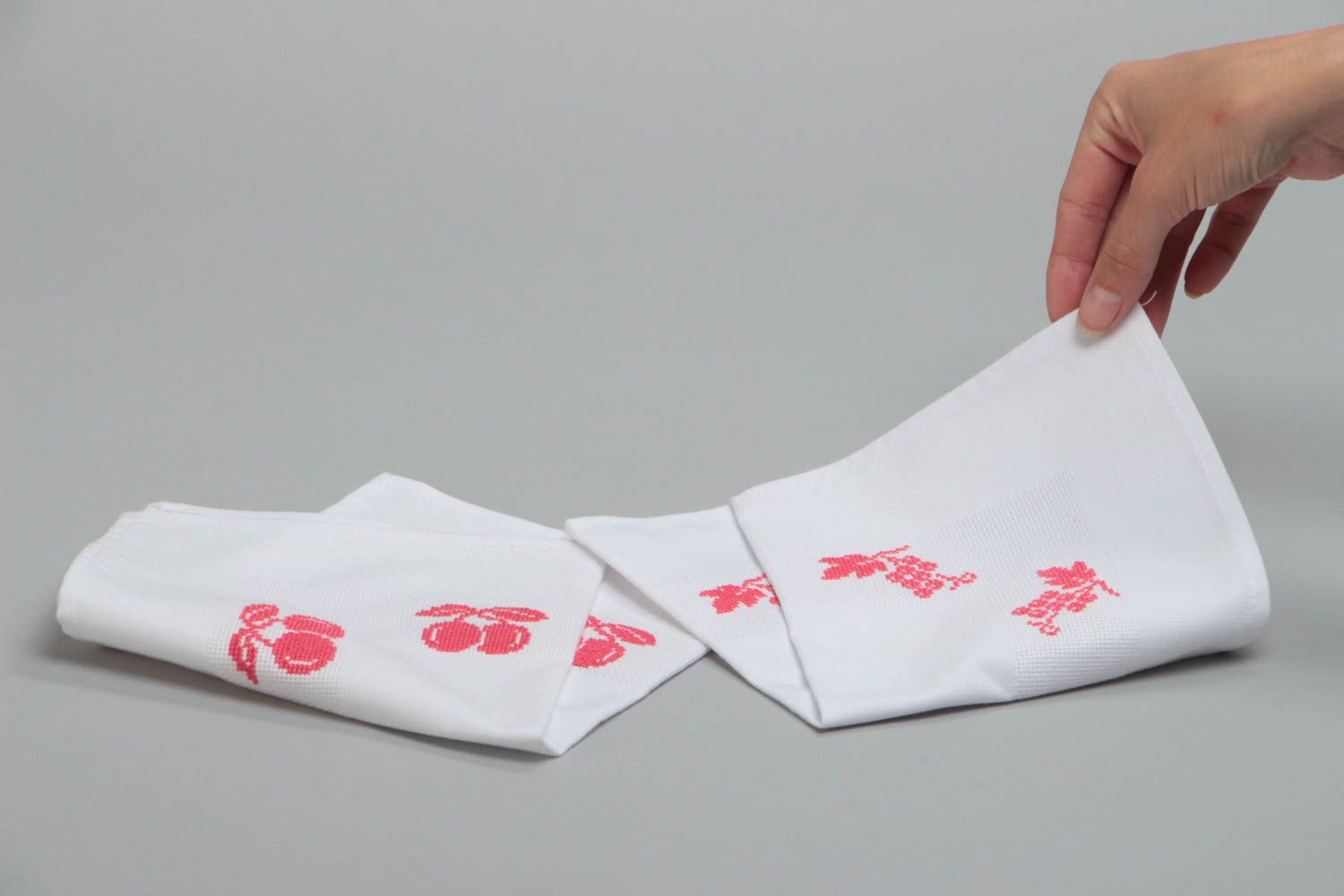 Deux serviettes de table brodées belles blanches motif rouge faites main Cerises photo 5
