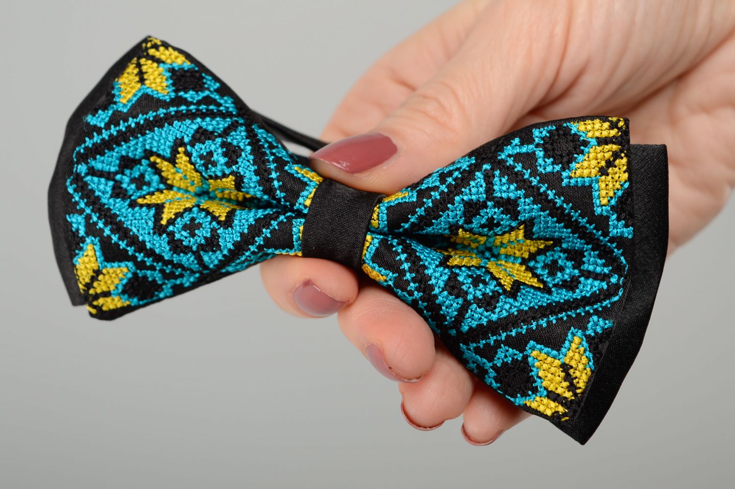 Black embroidered bow tie photo 3