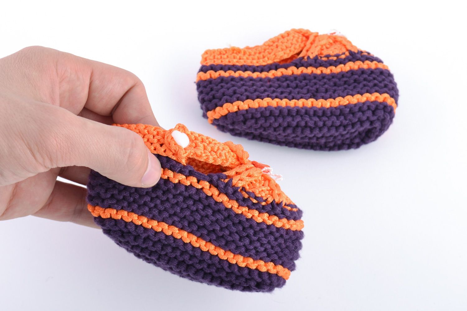 Patucos de bebé tejidos de lana artesanales de color violeta anaranjados  foto 5