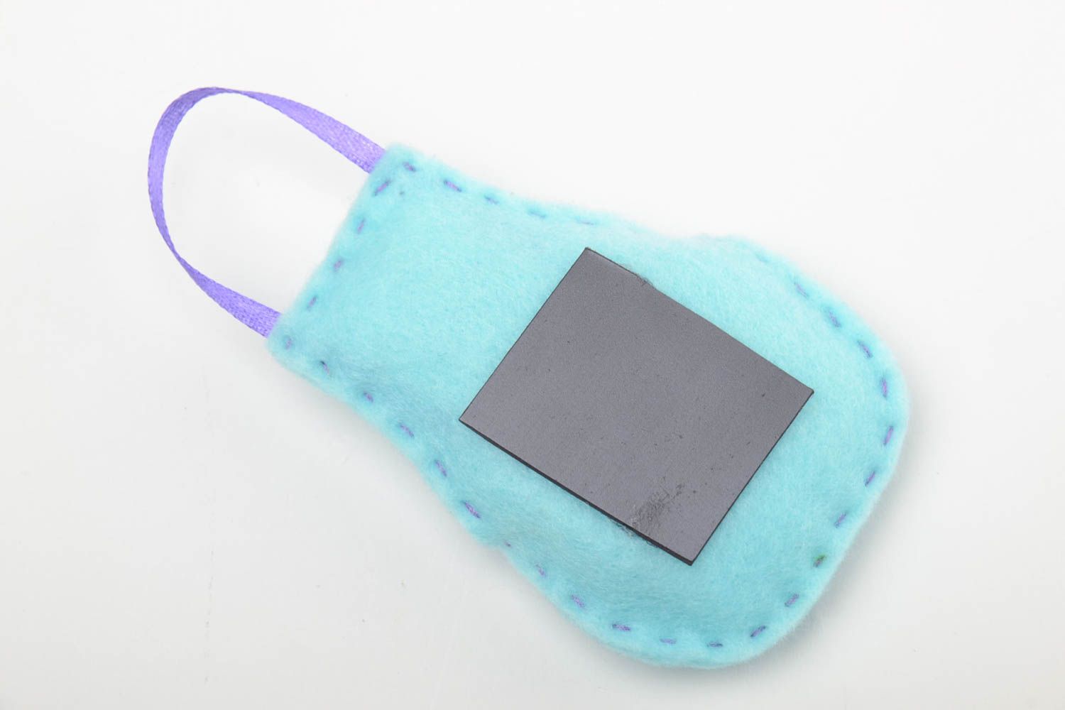 Petit magnet peluche en feutre en forme de tablier bleu fait main pour frigo photo 3