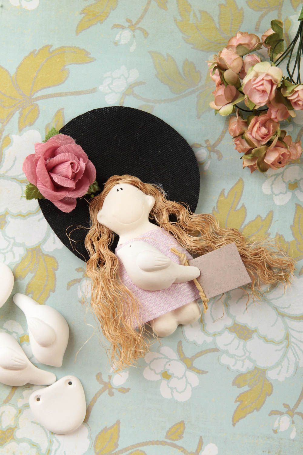 Кукла ручной работы с петелькой декор для дома тряпичная кукла в черной шляпе фото 1