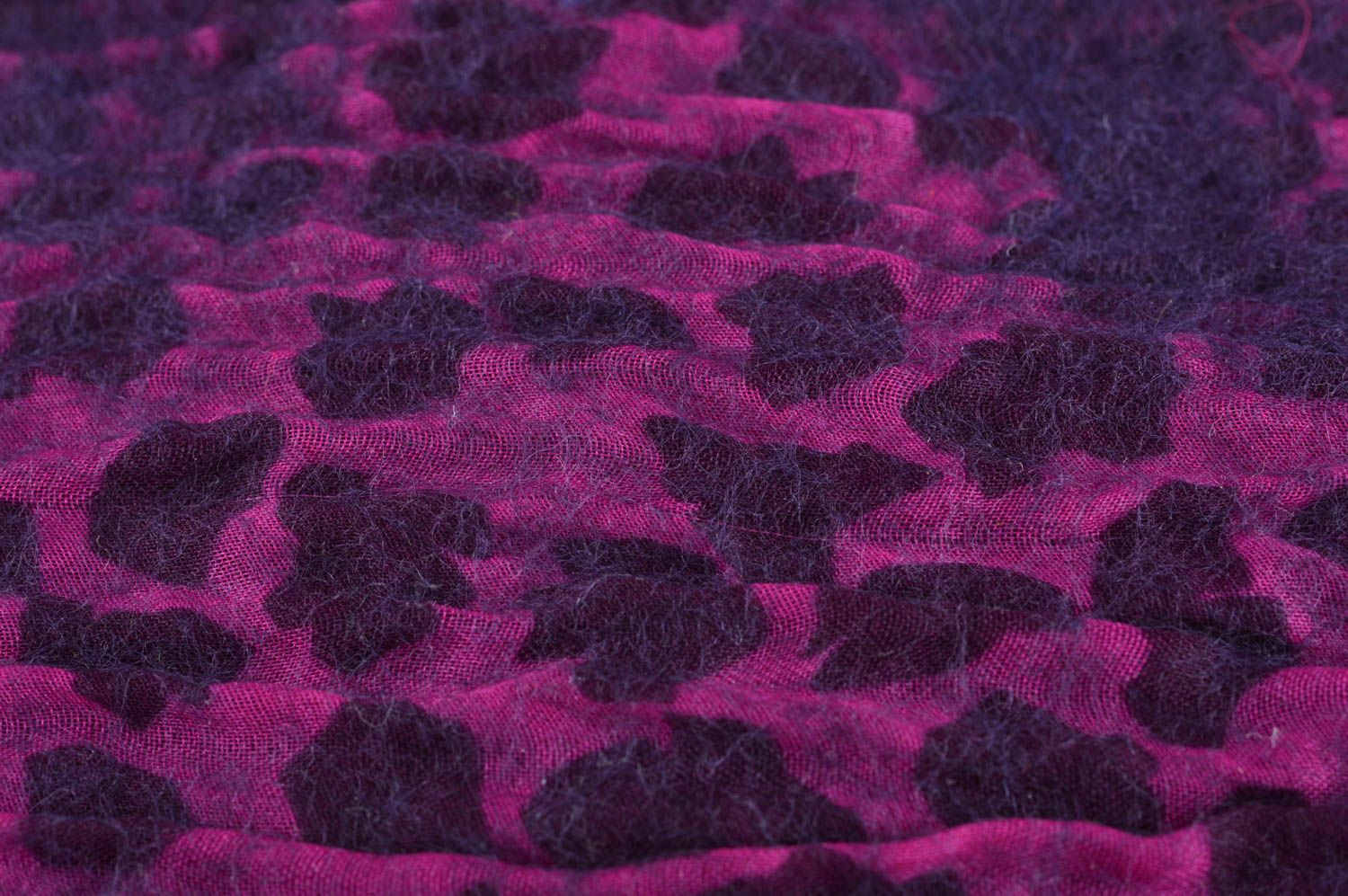 Snood en laine et soie technique de feutrage fait main violet foncé stylé photo 3