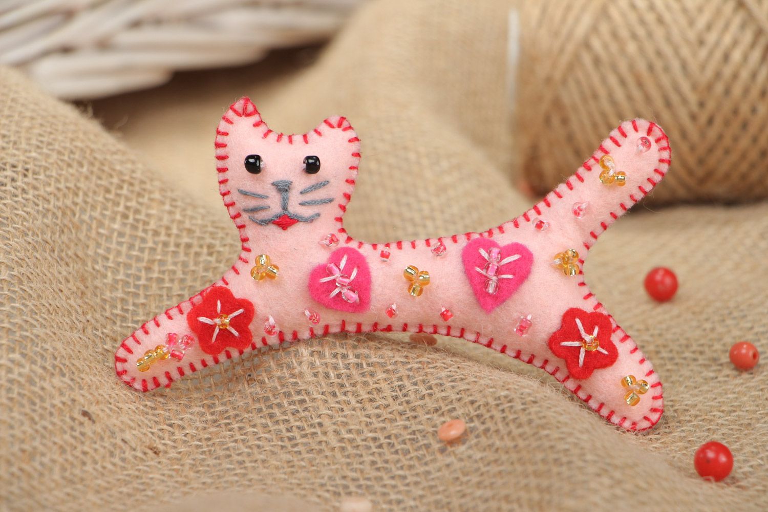 Игрушка для интерьера из фетра с бисером маленькая кот розовый ручная работа фото 1