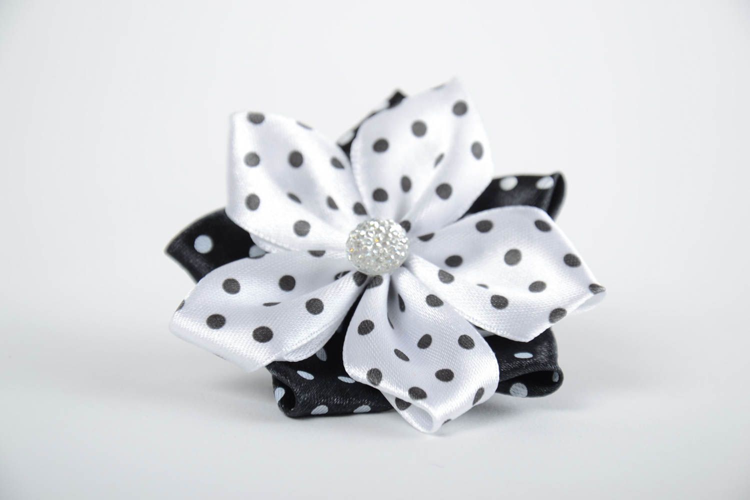 Schwarz weißer gepunkteter Haargummi mit Blume aus Atlasbändern handmade Schmuck foto 4