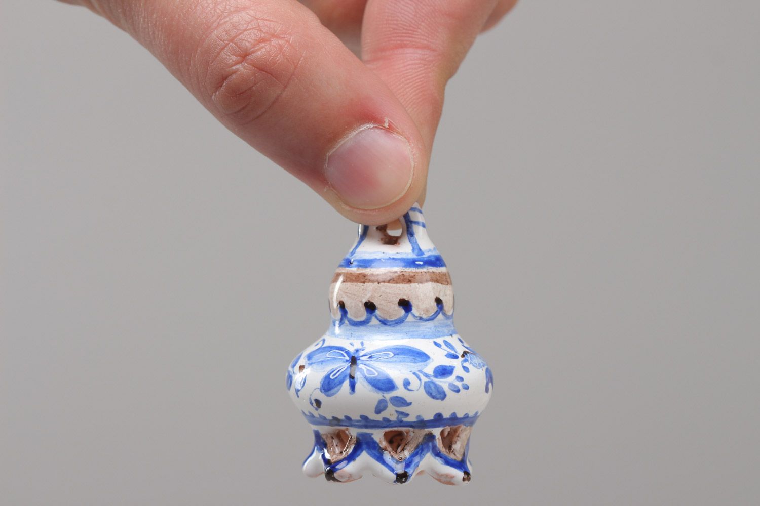 Petite cloche en céramique blanc-bleu peint d'émail fait main original photo 5