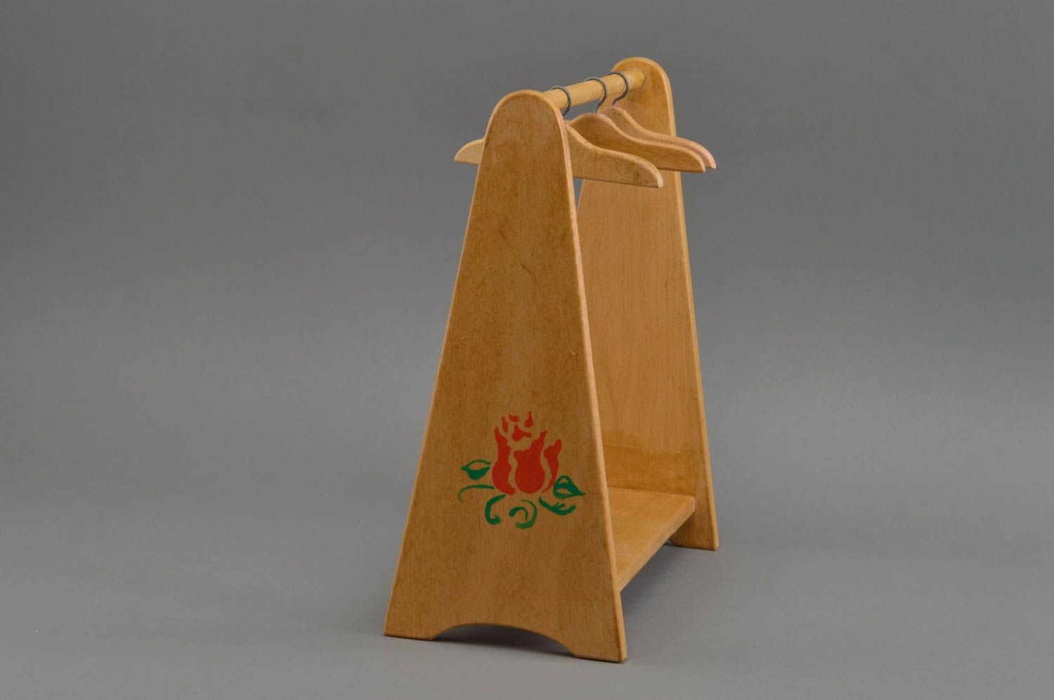 Кукольная стойка для одежды из дерева декоративная с вешалками ручной работы фото 3