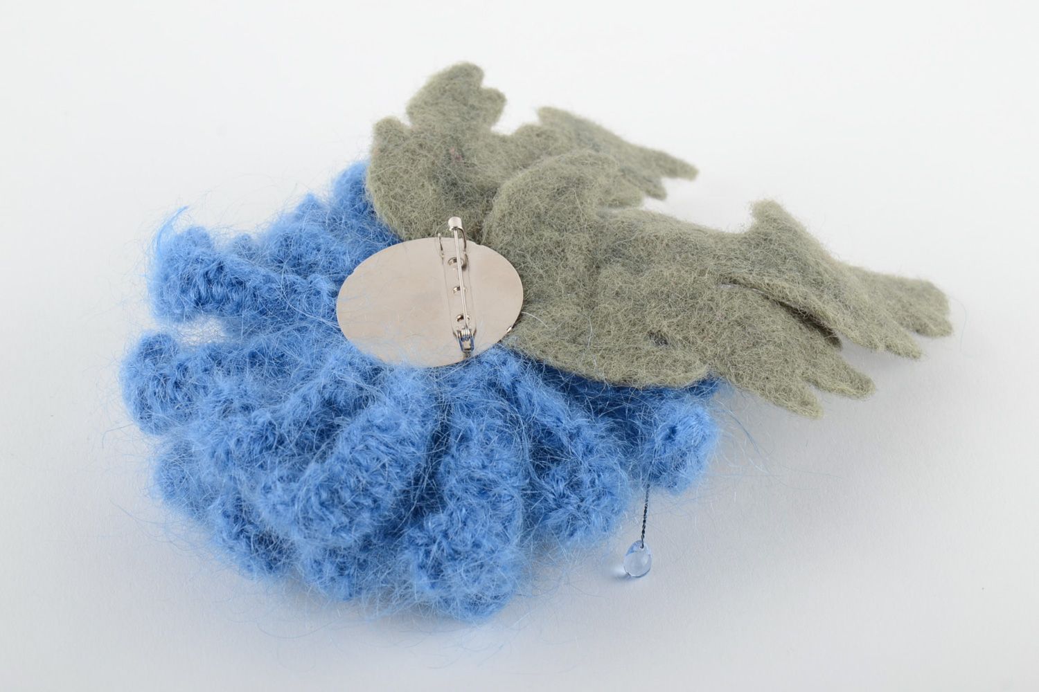 Grande broche fleur bleue tricotée en laine originale faite main pour femme photo 4
