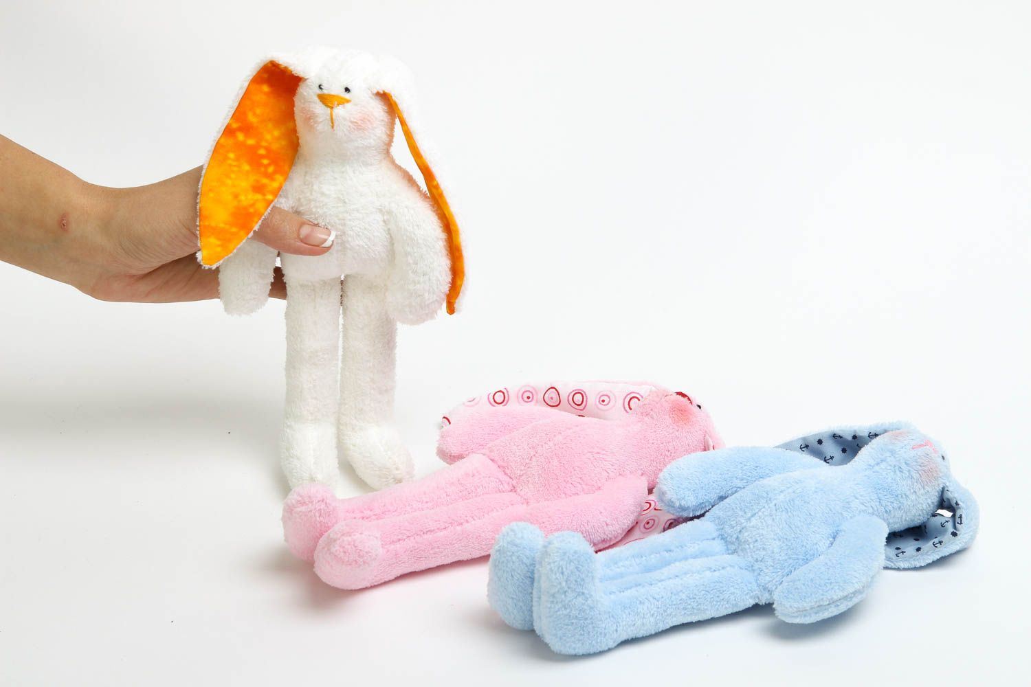 Handmade drei Kuscheltiere Hasen bunt Stoff Spielzeuge Set Geschenke für Kinder  foto 5