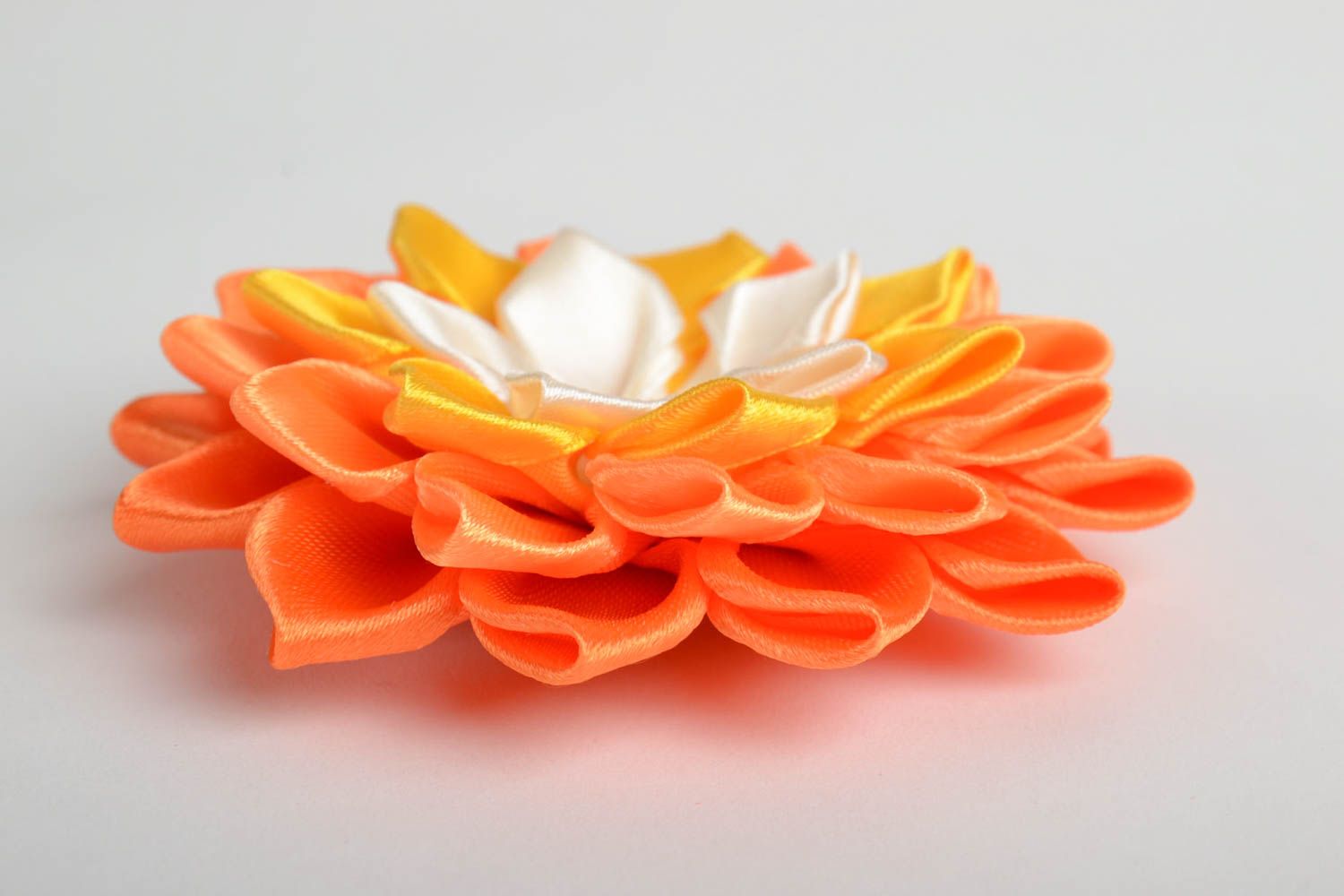 Fiore decorativo grande in tecnica kanzashi accessorio arancione grande foto 2