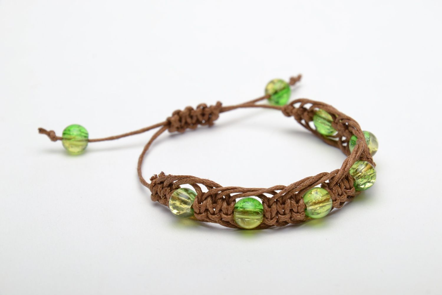 Bracelet en perles de verre vertes tressé de lacet ciré marron fait main photo 3