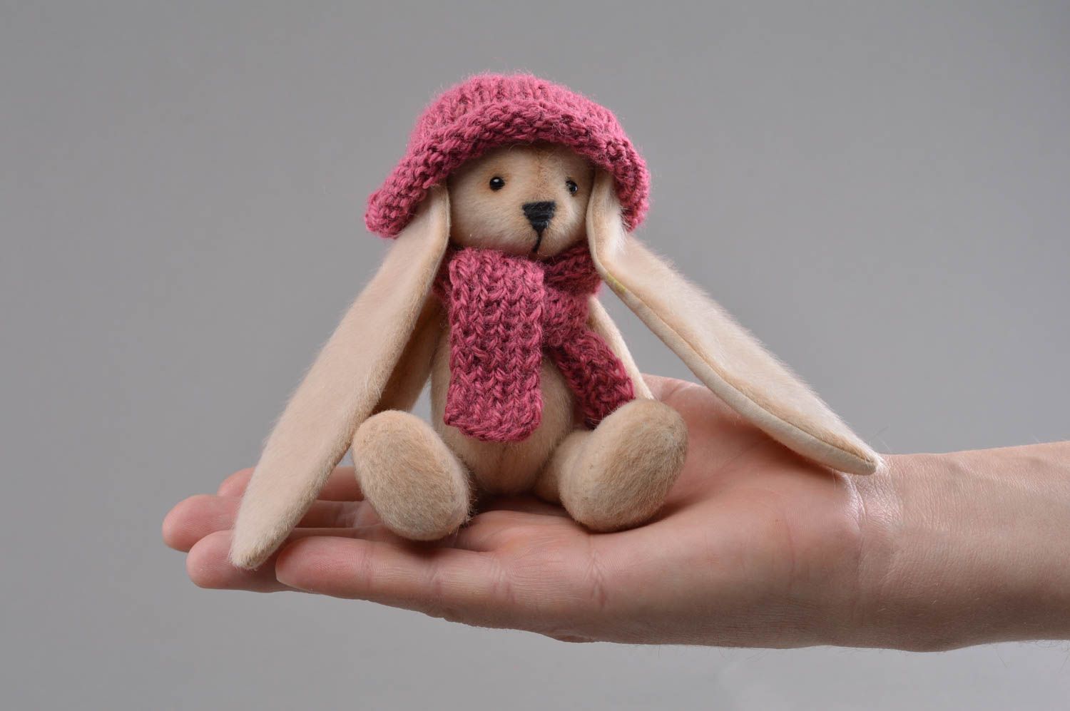 Petit jouet en imitation fourrure fait main lapin beige en bonnet et écharpe photo 4
