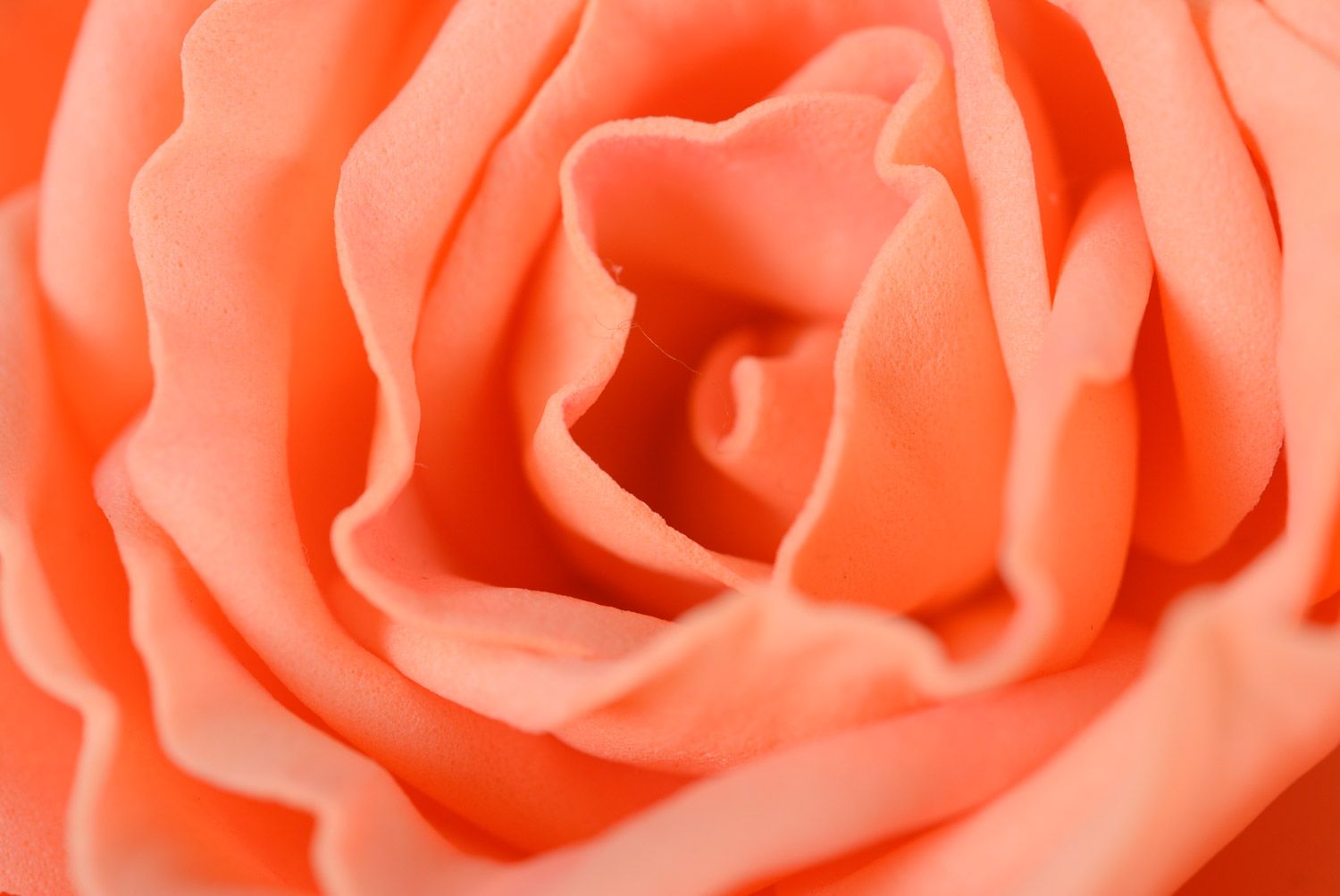 Яркая заколка для волос из фоамирана ручной работы в виде бутона розы оранжевая фото 2