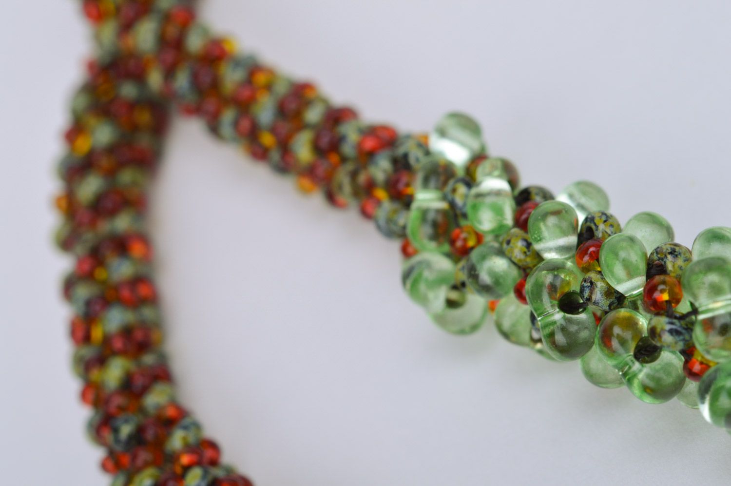 Long collier crocheté en perles de rocaille vert-brun fait main pour femme photo 4