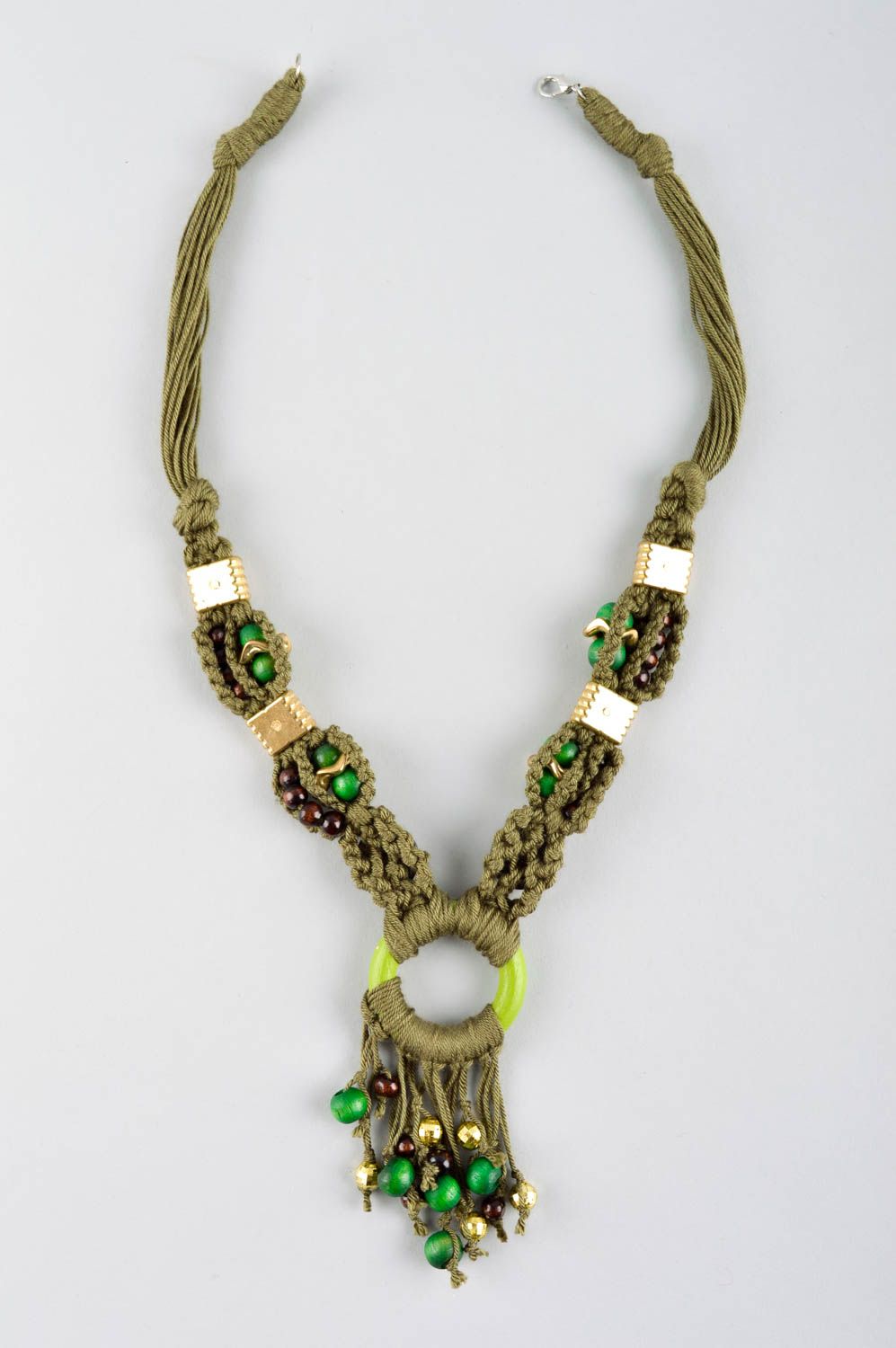 Колье ручной работы зеленое плетеное ожерелье с бусинами текстильное колье фото 5
