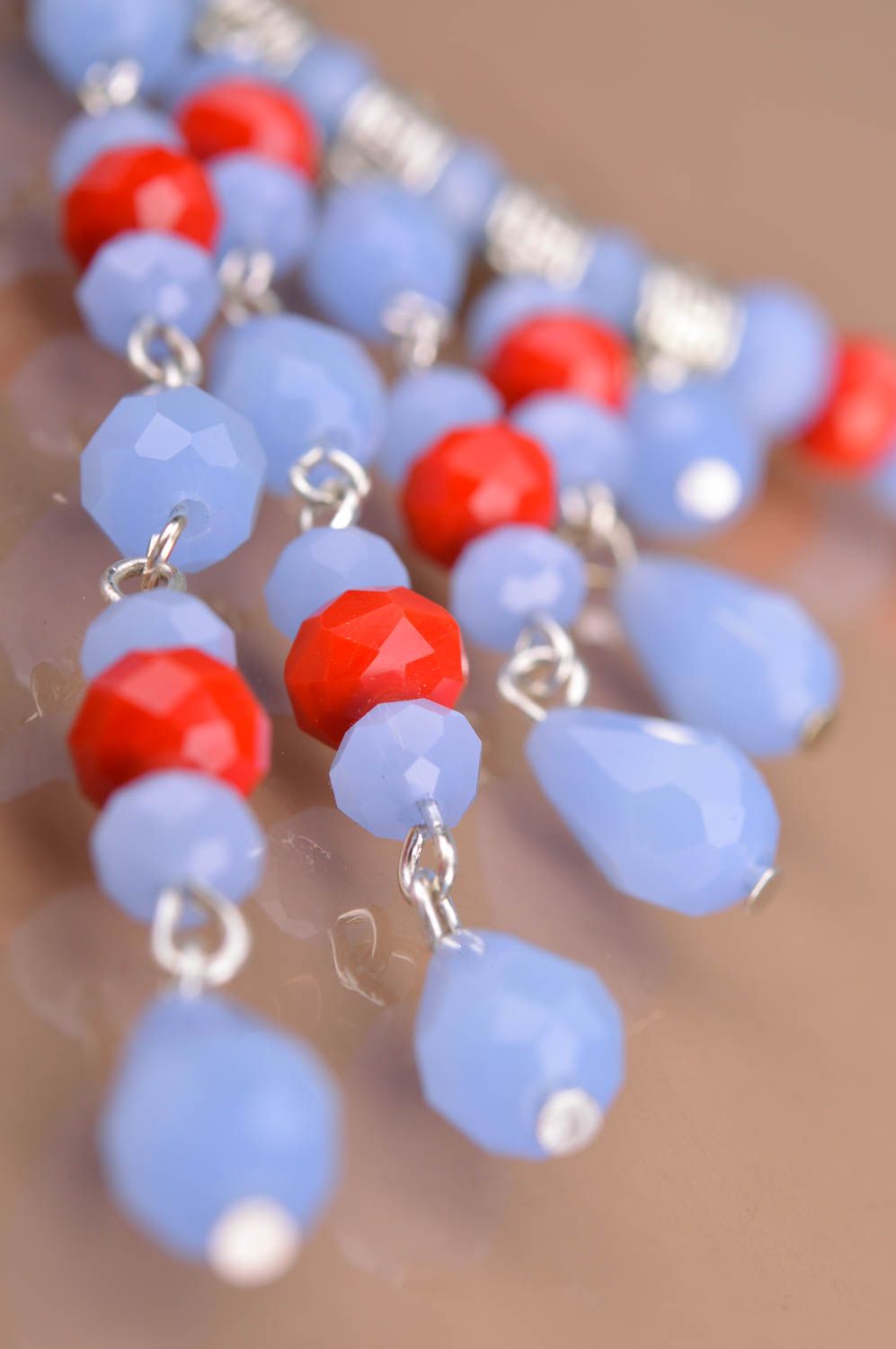 Красивое ожерелье из кристаллов ручной работы красное с голубым нарядное фото 4