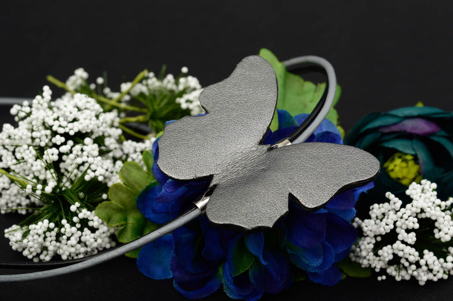 Collier papillon gris Accessoire en cuir fait main original Cadeau femme photo 1