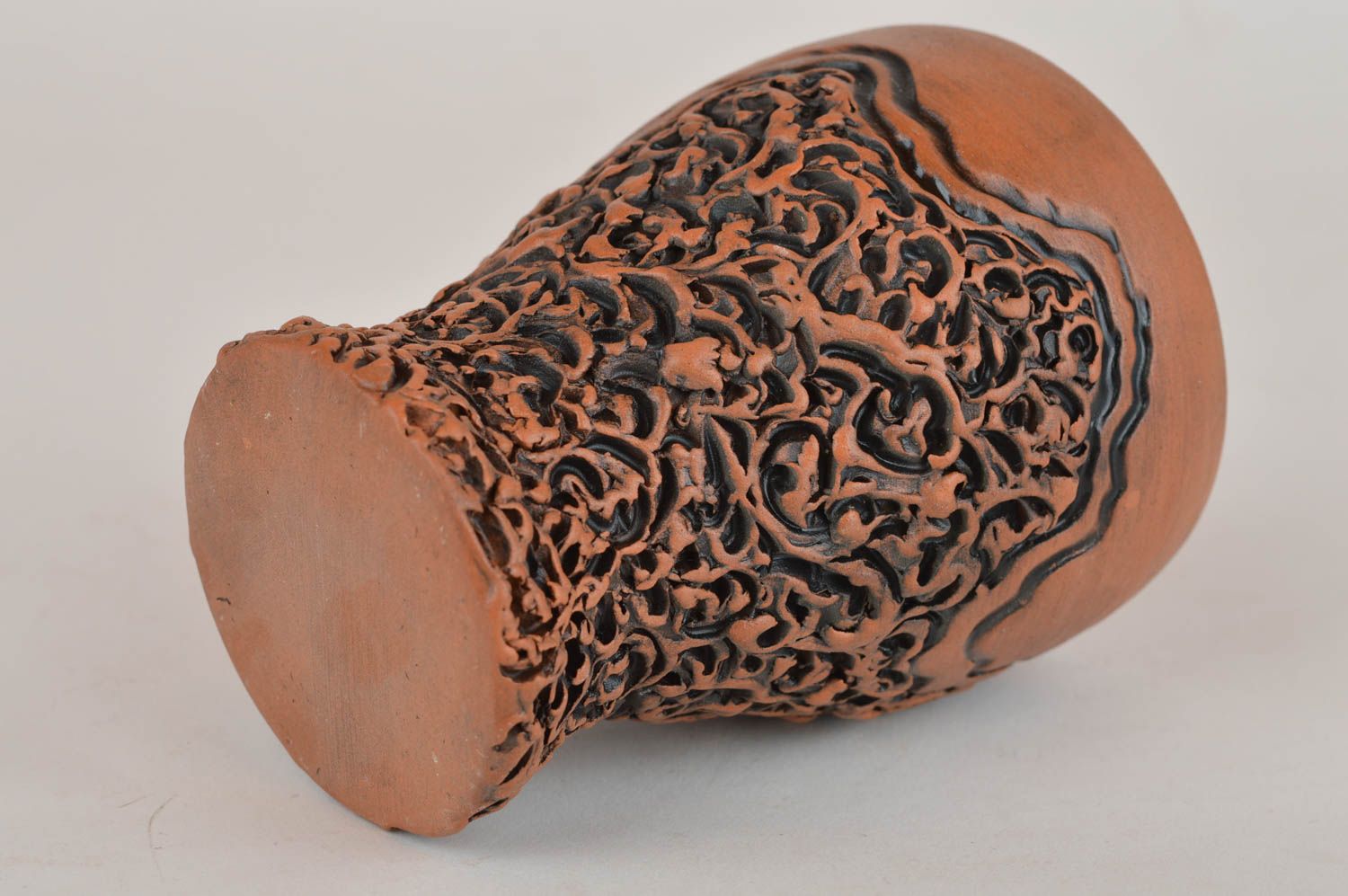Copo bonito de cerâmica de cor fosco na perna artesanal foto 5