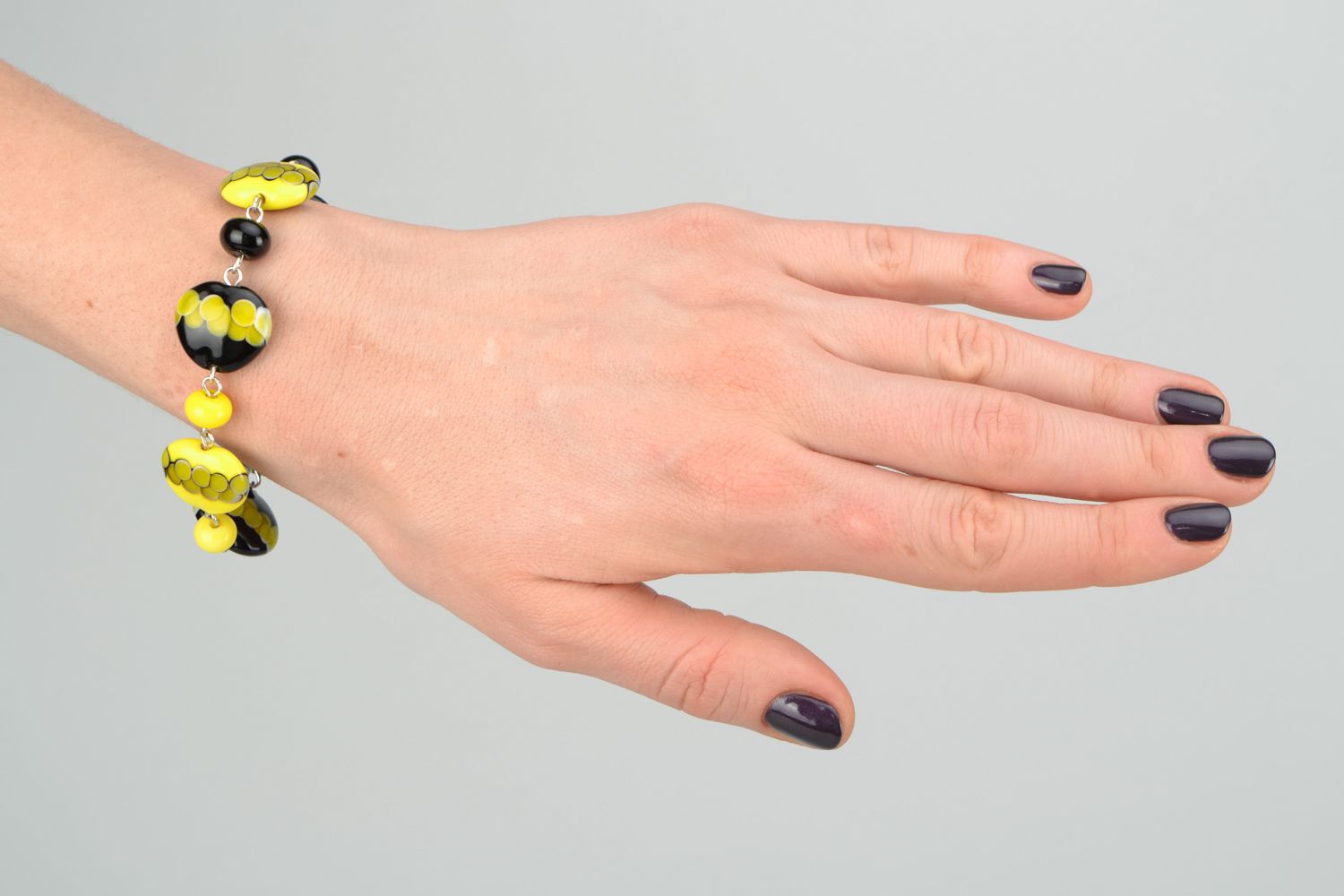 Handmade bracelet with yellow and black glass beads photo 3
