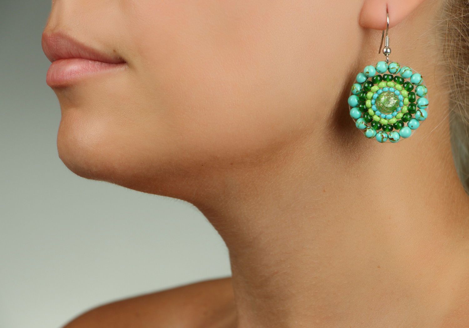 Boucles d'oreilles fait main avec perles de rocailles et turquoise  photo 5
