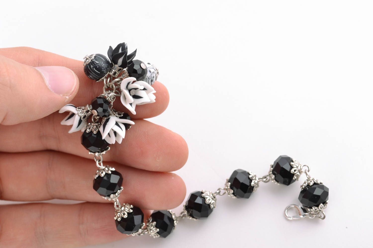 Bracelet en perles de pâte polymère blanc-noir fait main de soirée design  photo 4