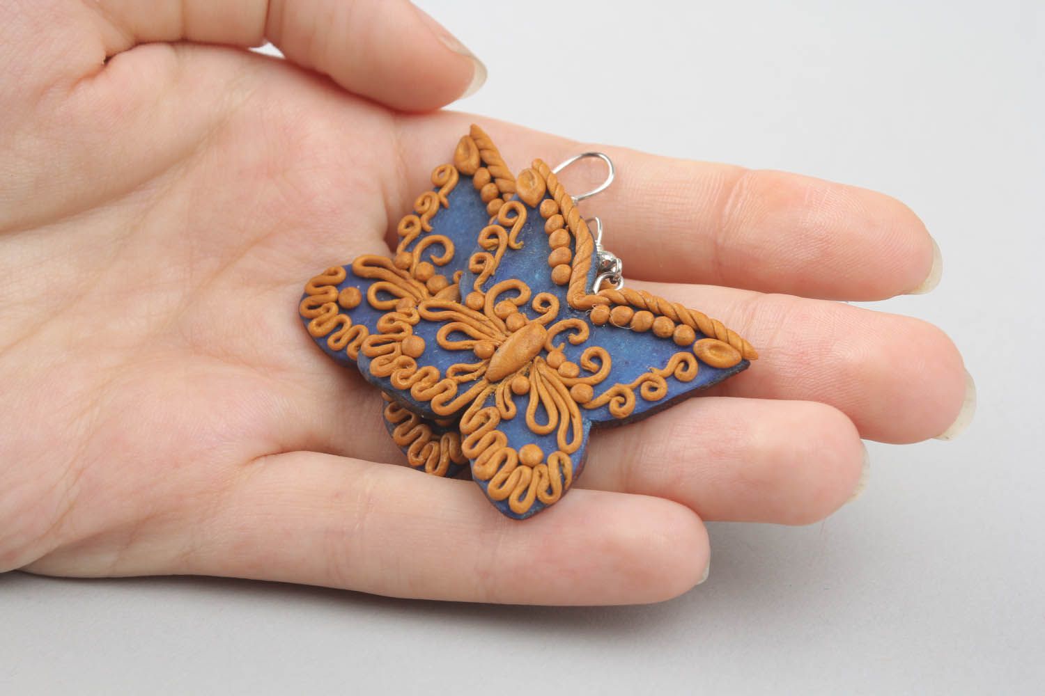 Brincos artesanais feitos de cerâmica plástica na forma de uma borboleta foto 5