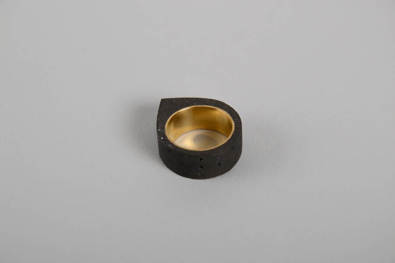 Кольцо ручной работы стильное кольцо из латуни и бетона женское кольцо фото 4