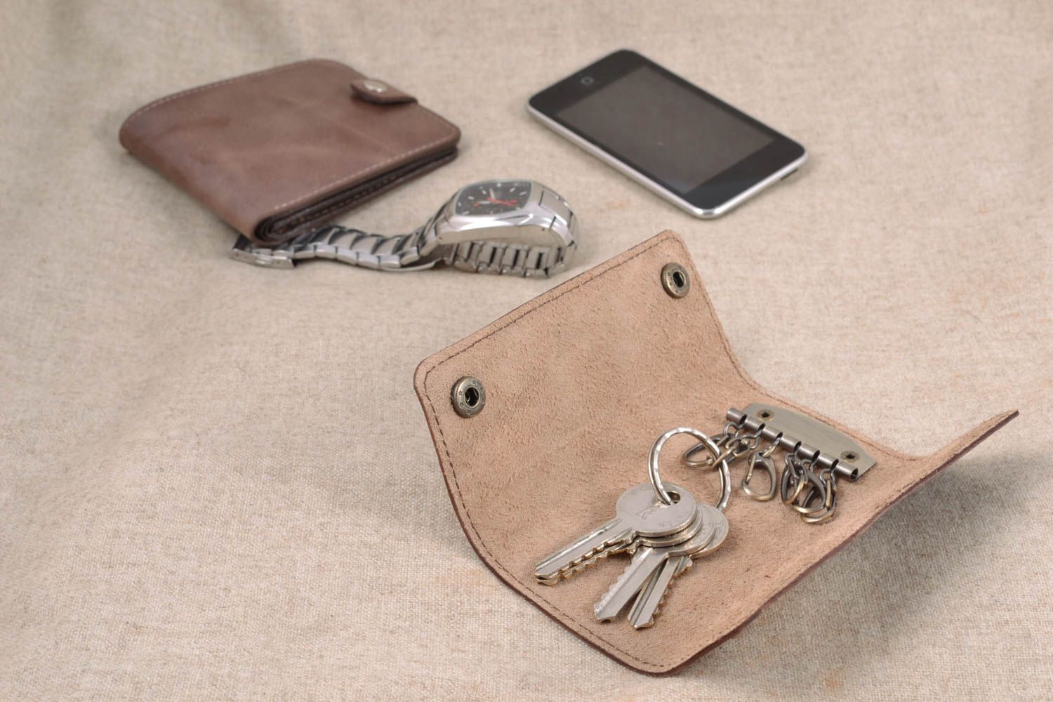 Porte-clés en cuir naturel fait main original de couleur brune avec peinture photo 1