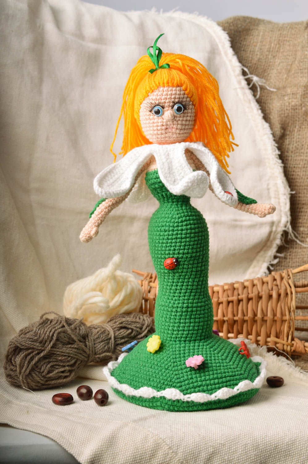 Jouet tricoté en coton au crochet fait main décoratif Poupée vêtue de robe verte photo 1
