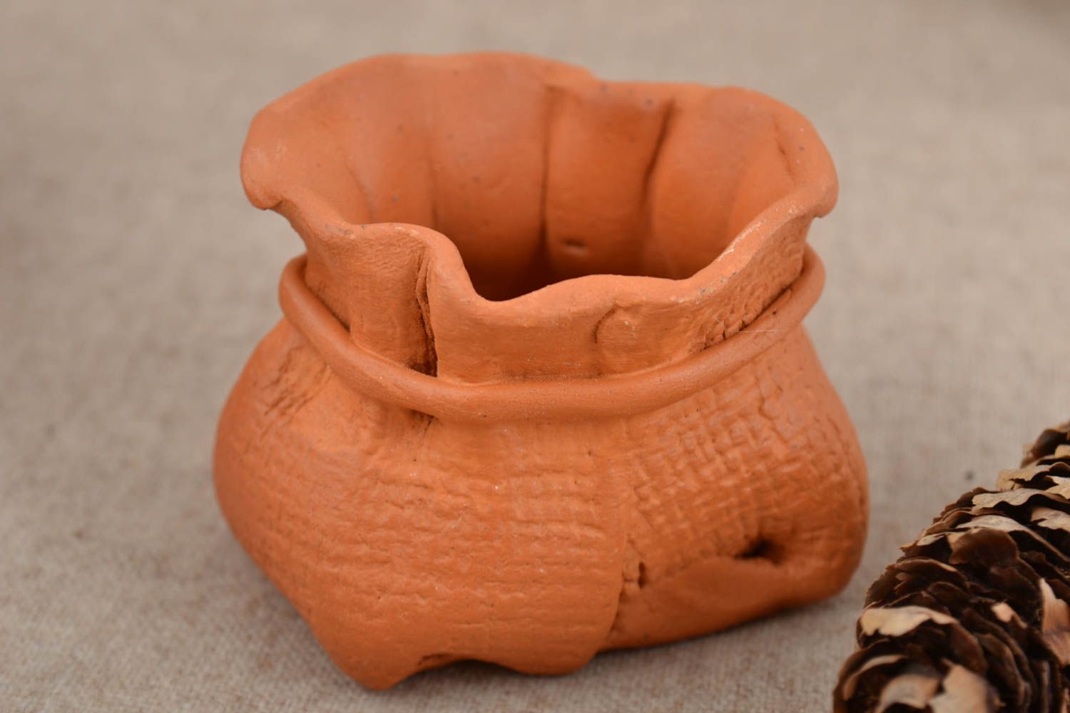 Salière en céramique faite main brune en forme de sac pour cuisine 75 g photo 1