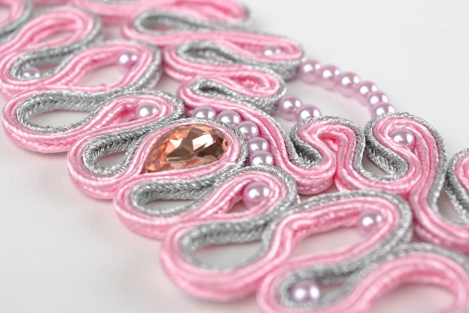Розовый браслет в сутажной технике ручной работы с кристаллами нарядный красивый фото 5