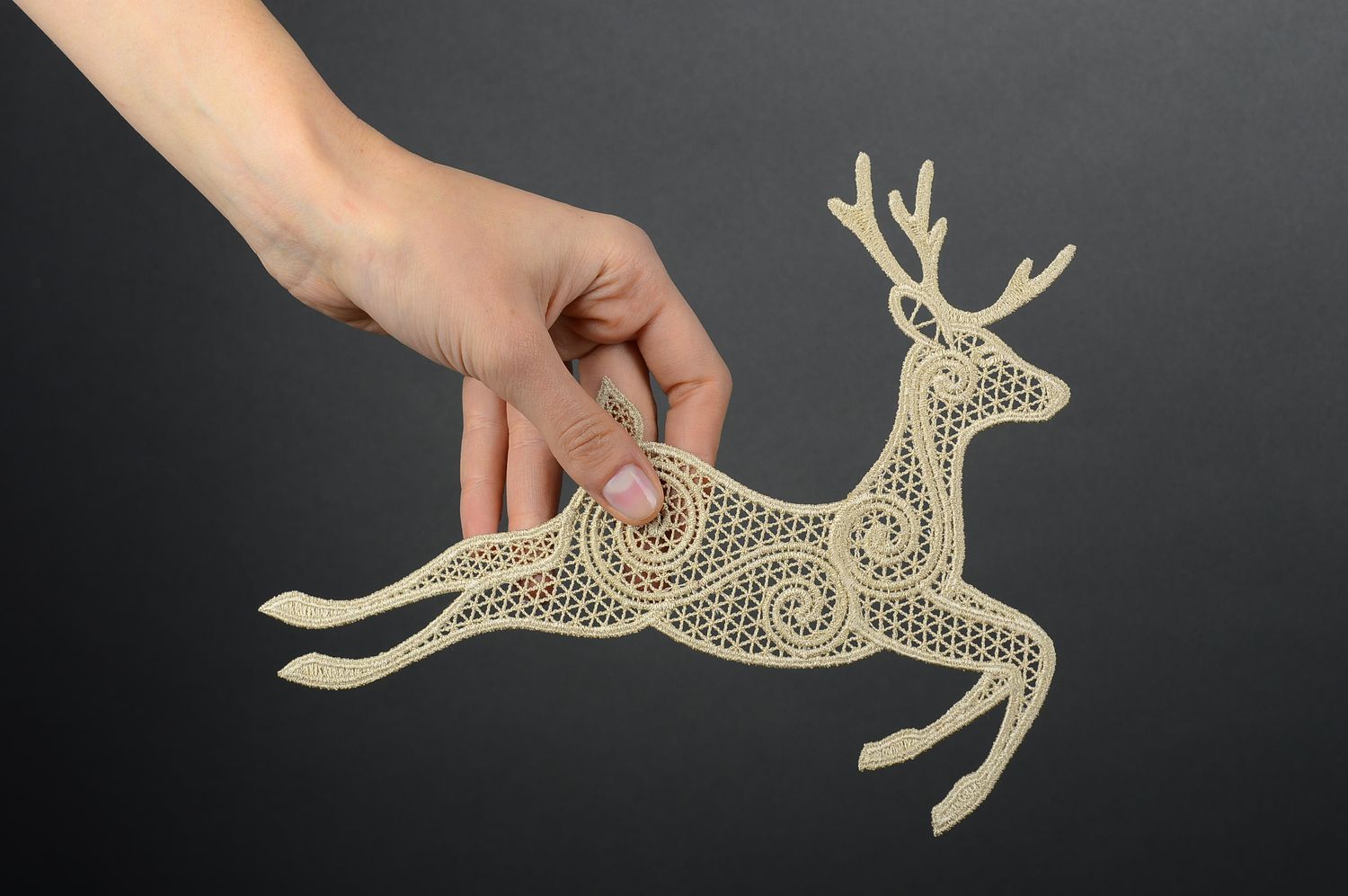 Игрушка на елку handmade декор для дома новогоднее украшение олень из кружева фото 2
