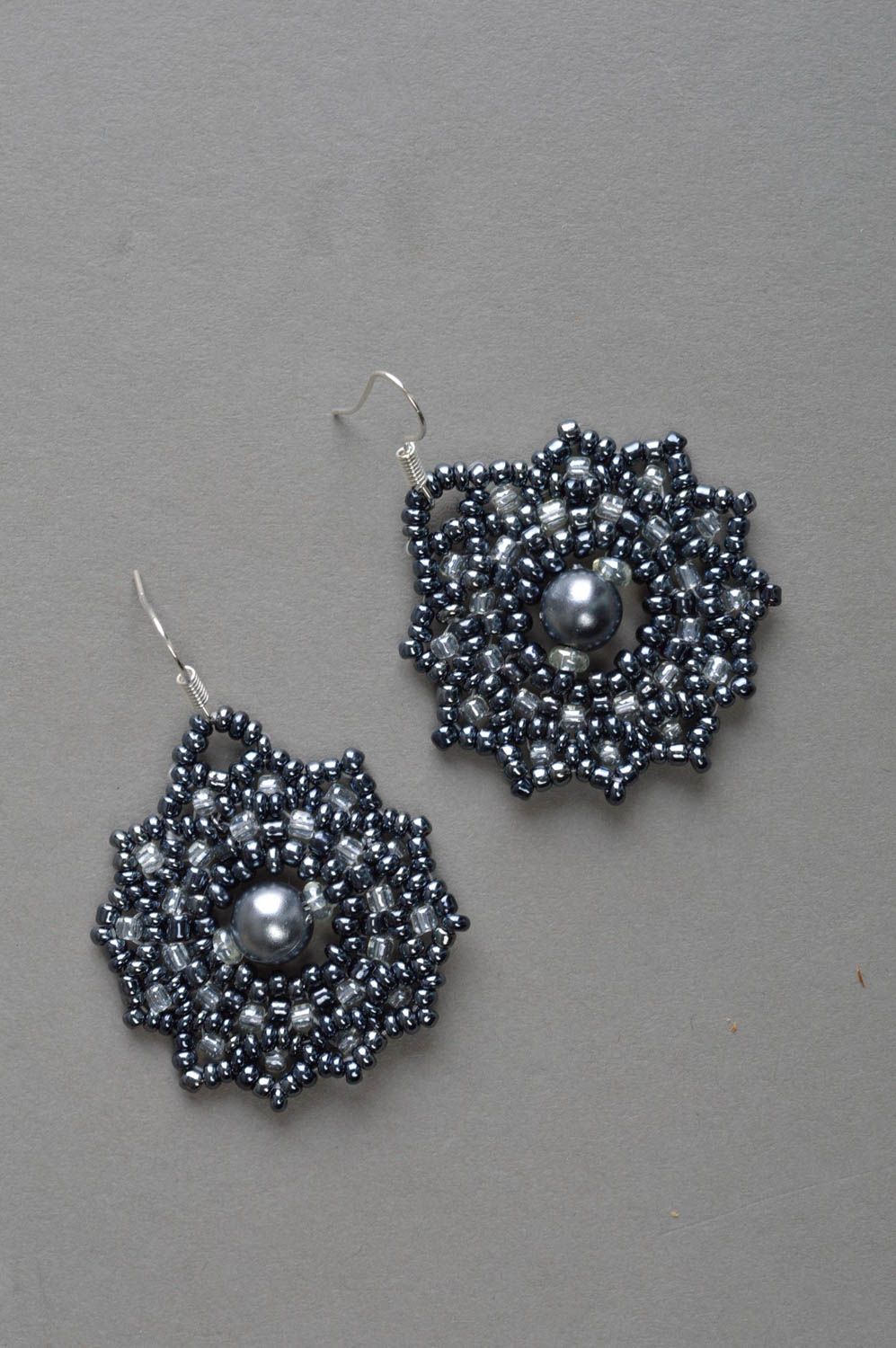 Boucles d'oreilles en perles de rocaille gris foncé rondes pendantes faites main photo 2