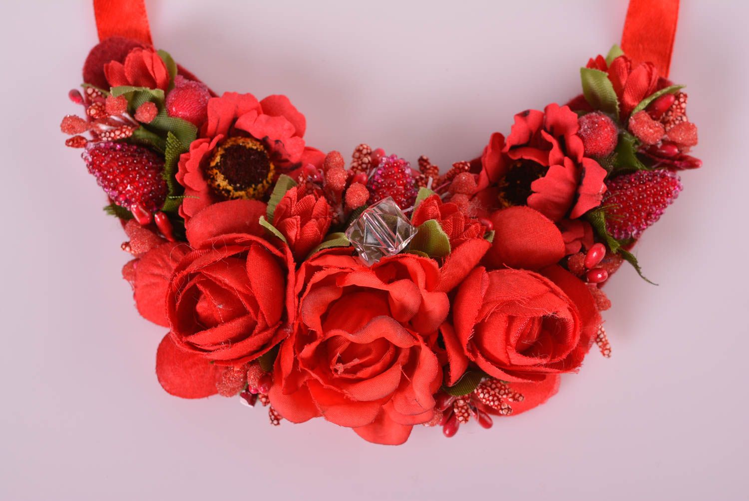 Бусы ручной бусы из ткан дизайнерское украшение с красными цветами крупное фото 4