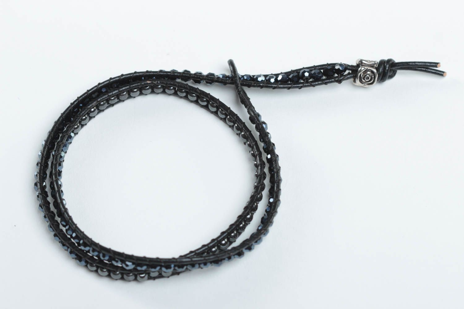 Bracelet hématite Bijou fait main perles Accessoire femme cordon cuir design photo 2