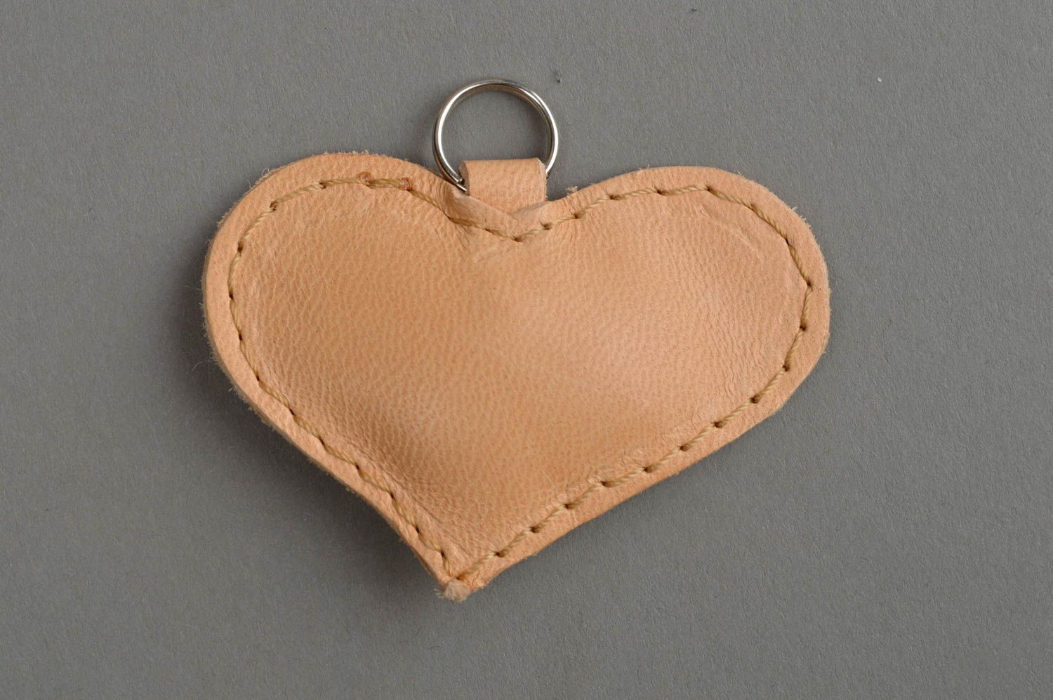 Porte-clés en forme de coeur en cuir naturel beige fait main muni d'un anneau photo 2