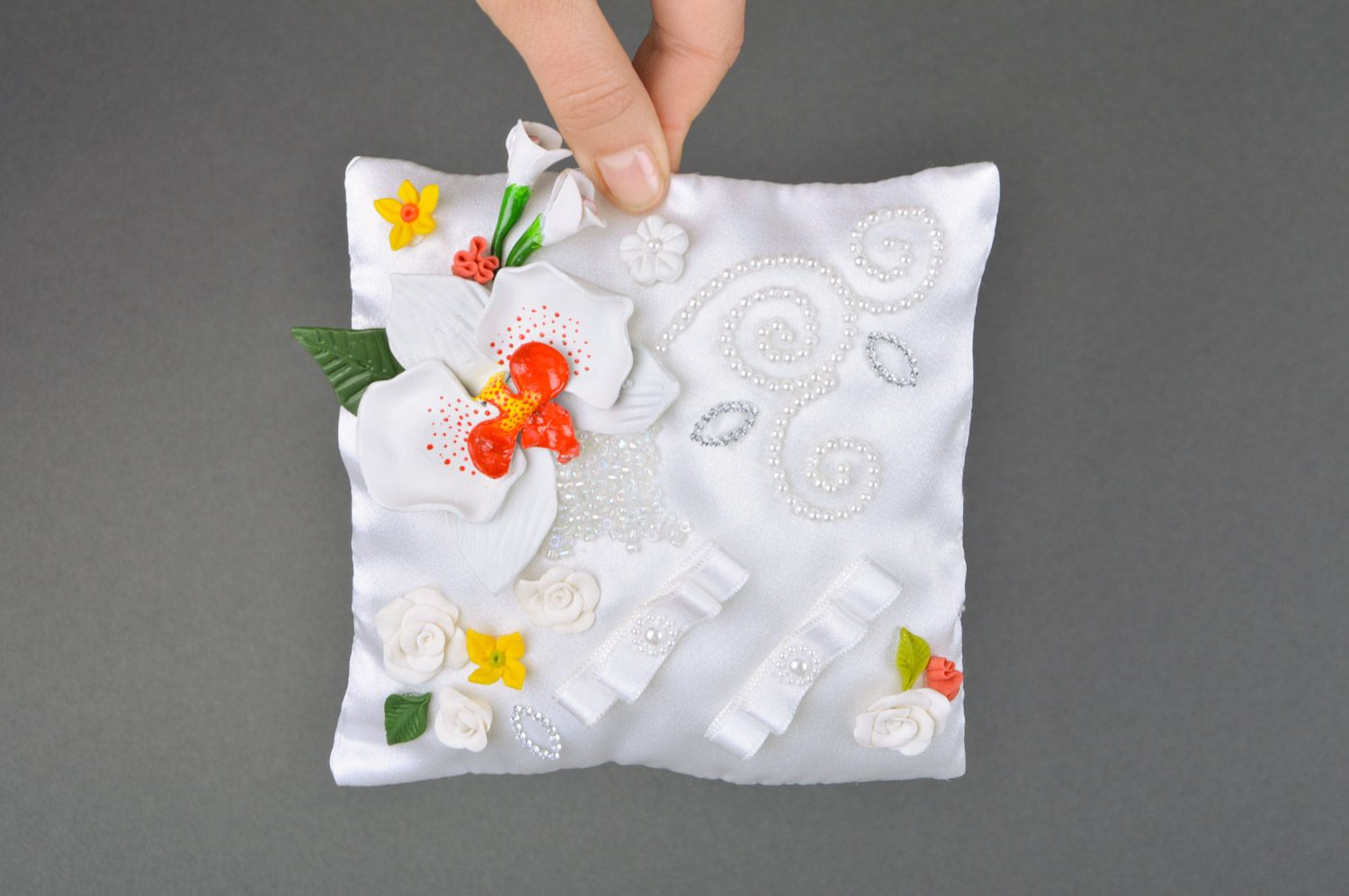 Weißes Ringkissen handmade aus Atlas für Hochzeit mit Blumen aus Polymerton  foto 3