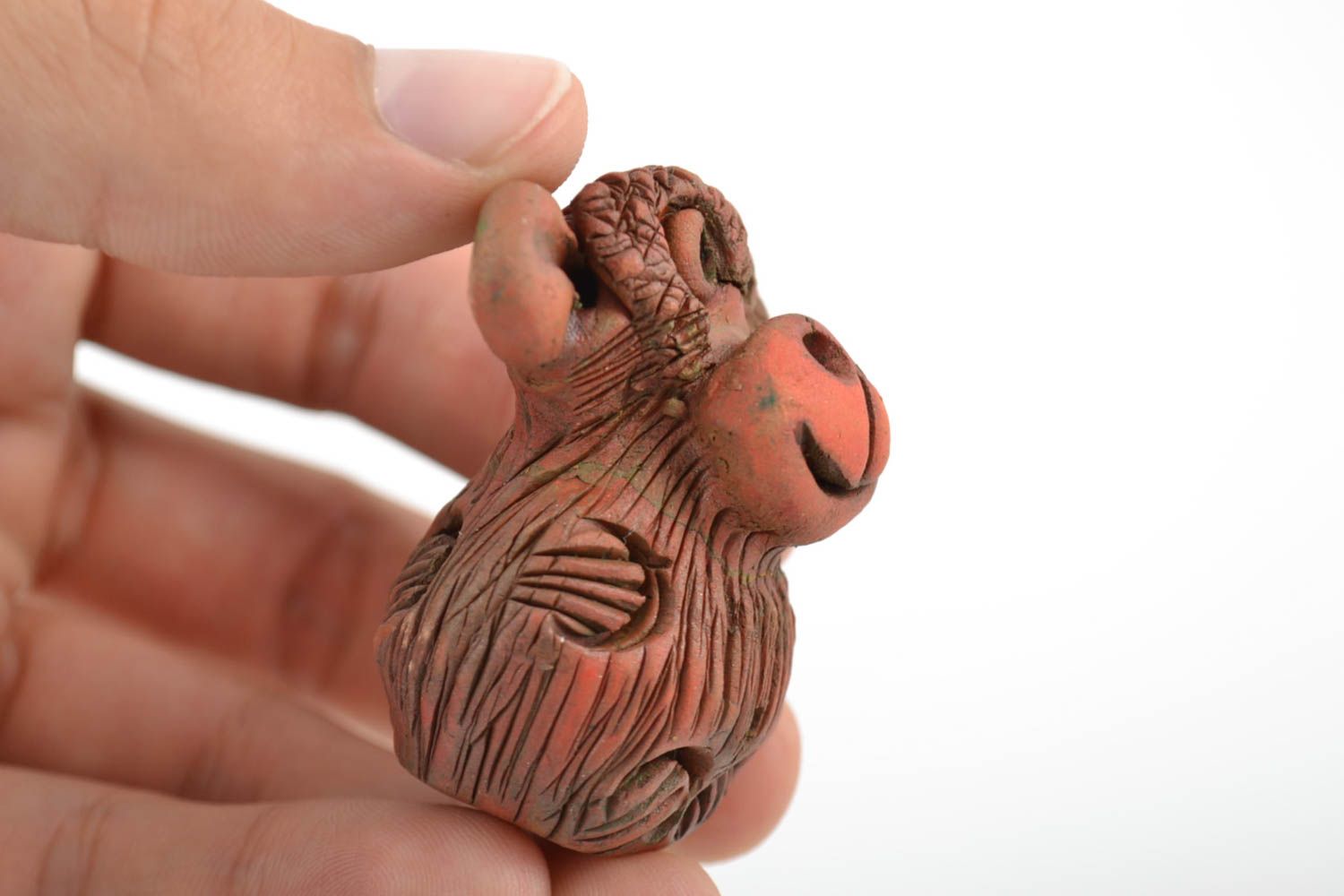 Originelle dunkle handgemachte keramische Statuette Affe aus Ton für Interieur foto 2