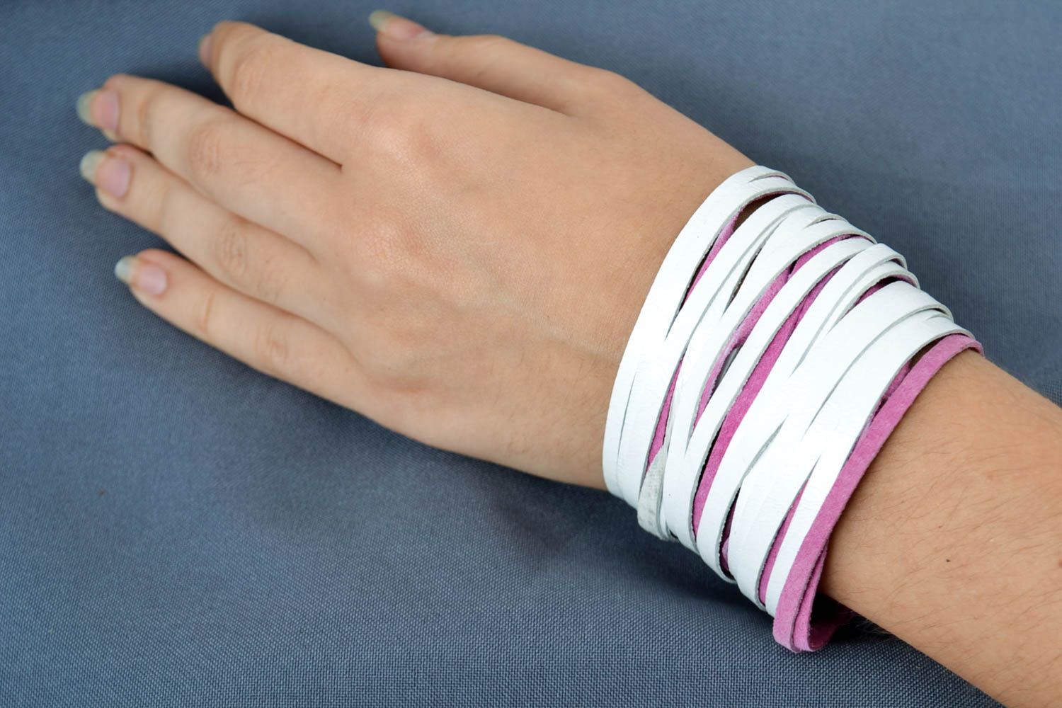Handmade breites Leder Armband Designer Schmuck Accessoire für Frauen rosa weiß  foto 1