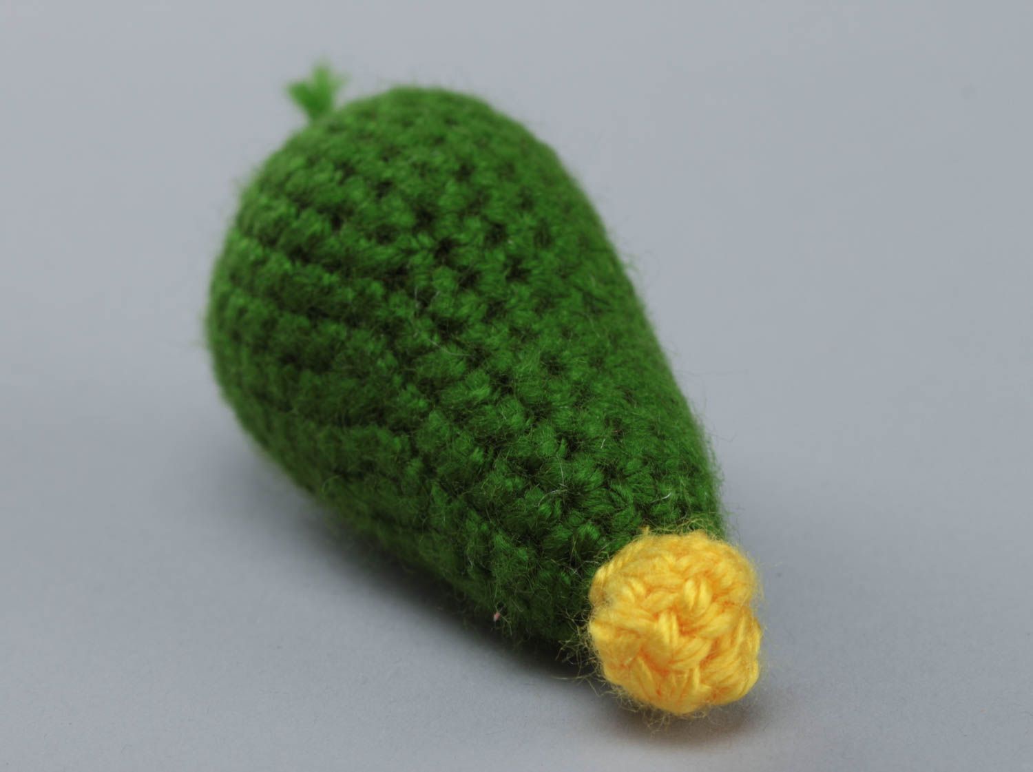 Jouet légume tricoté en fils acryliques au crochet original petit Concombre vert photo 3