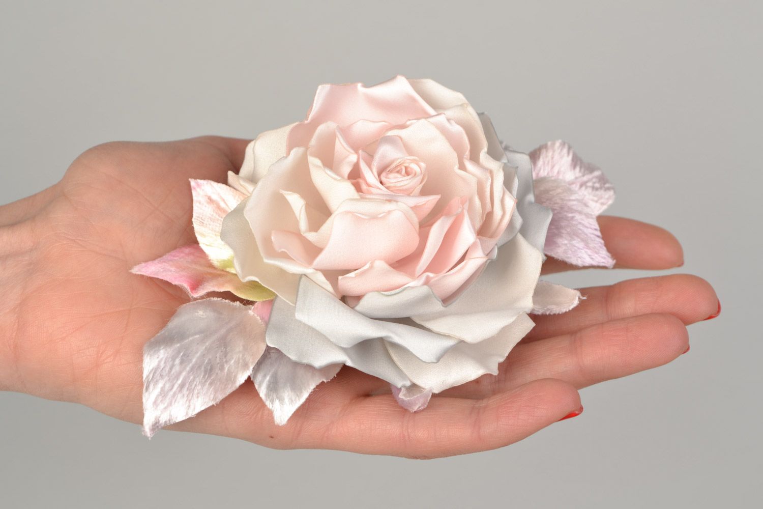 Брошь в виде розы светлая женская красивая из ткани ручная работа на блузку фото 2